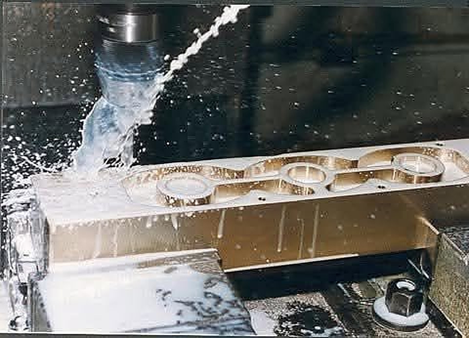 Fresado CNC de un molde para jabón de cobre berilio, con refrigerante