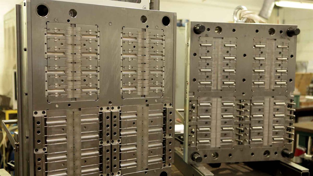 Placas de un molde de inyección multicavidad terminadas
